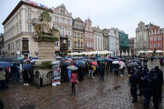 Marsz antycovidowców w Poznaniu. Protestujący: „Zakończyć PLANDEMIĘ! [ZDJĘCIA]