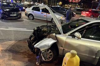 Zderzenie trzech aut osobowych w Warszawie. Kierowca audi uciekł z miejsca zdarzenia