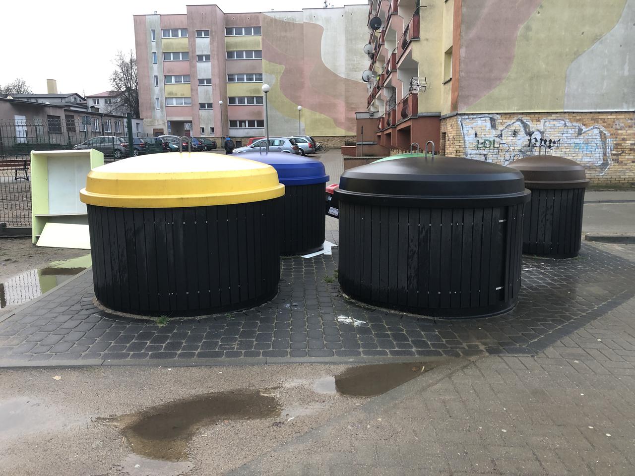 Starszy mężczyzna wpadł do podziemnego kosza na śmieci 