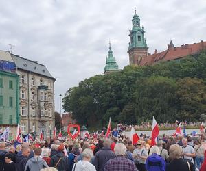 Przez Kraków przeszedł marsz solidaryzujący z warszawskim Marszem Miliona Serc