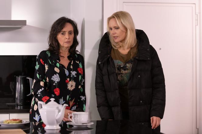 Na Wspólnej odc. 3227. Iza (Anna Korcz), Ilona Zdybicka (Anna Samusionek)