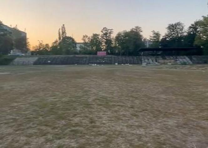 Zniszczona murawa na stadionie w Skarżysku