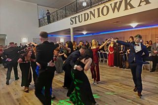 Dwa polonezy na studniówce bydgoskiej Handlówki. W jednym pomogli nauczyciele