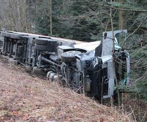 Piotrkowice. Pijany 40-latek stracił panowanie nad autem. Życie uratował mu kierowca ciężarówki