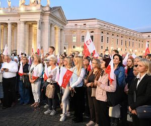 Zło dobrem zwyciężaj. Setki osób czuwały w Watykanie w rocznicę wyboru Jana Pawła II