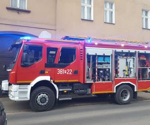 Strażacy na Starozamkowej w Lesznie. Przyjechali otworzyć drzwi mieszkania, w którym była starsza pani