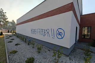 Zniszczona elewacja parafii w Toruniu