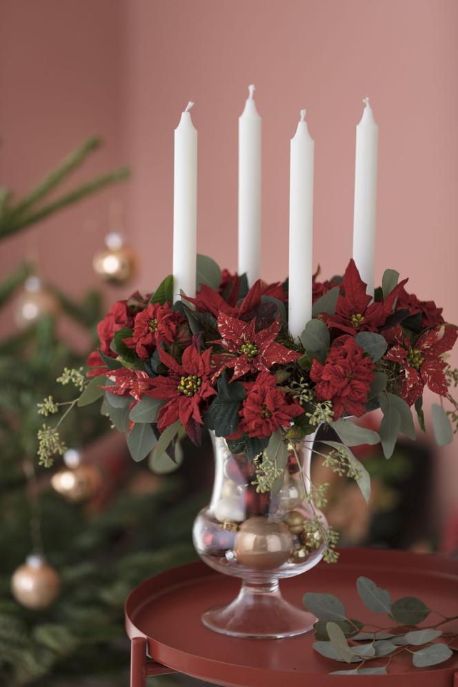 Wazon z wieńcem adwentowym z poinsecji - zrób to sam