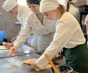 Uczniowie grudziądzkiego Gastronomika przygotowali rogale na Św. Marcina