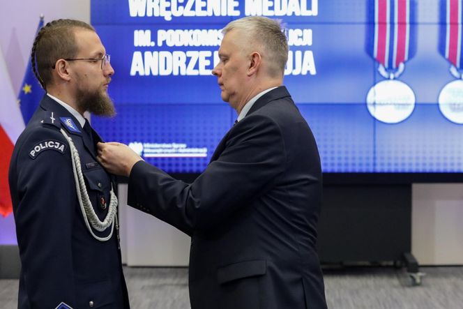 Z narażeniem życia ratowali innych. 81 policjantów odebrało medale 