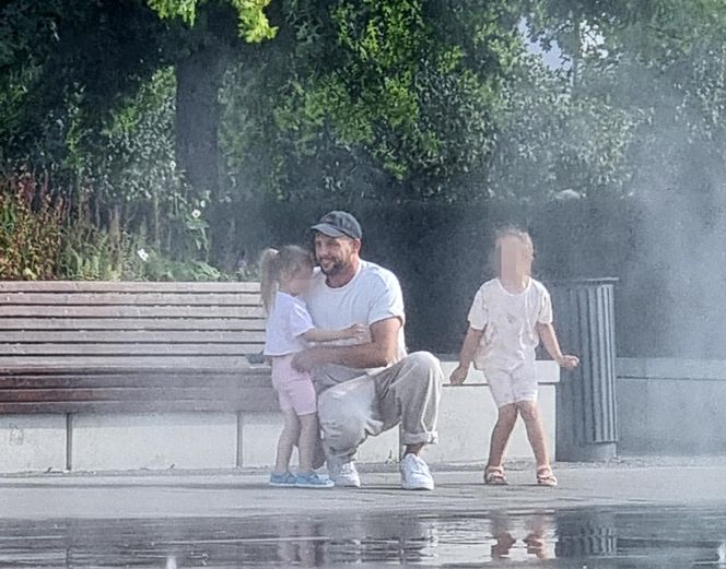 Maciej Pela z córeczkami nad Wisłą