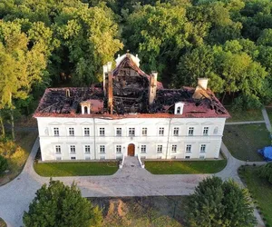 Zabytkowy pałac w Konarzewie wyłączony z użytkowania. Obowiązuje tam zakaz wstępu
