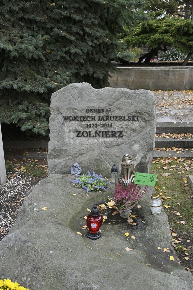 Grób Jaruzelskiego na Powązkach Wojskowych