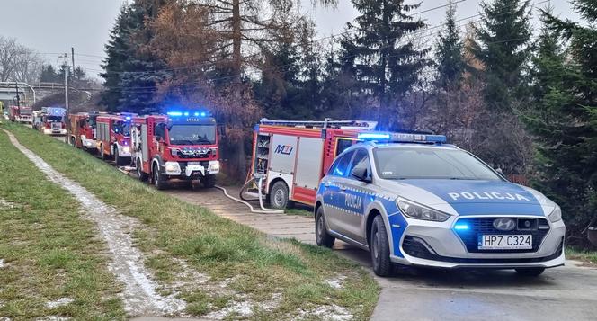 Wielki pożar domu w Glinkach pod Otwockiem. Poparzoną kobietę zabrał śmigłowiec LPR