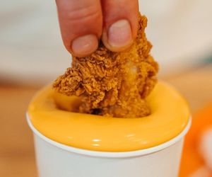 Gigantyczne sosy! Wiralowe nowości w Popeyes