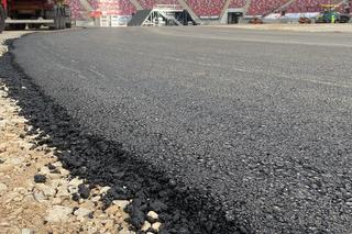 Asfaltowa droga na płycie PGE Narodowego 