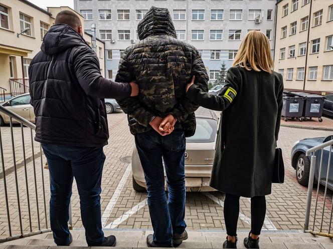 Seryjny włamywacz z Wasilkowa schował się przed policją pod łóżkiem [ZDJĘCIA, WIDEO]