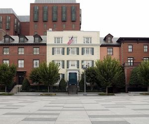 Ugoszczą Nawrockiego jak królową Elżbietę