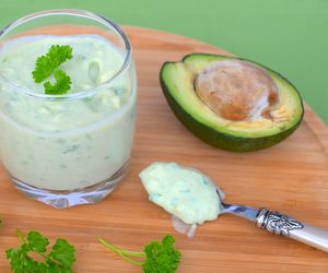 Sos z awokado do sałat i sałatek [przepis na jogurtowy DRESSING]