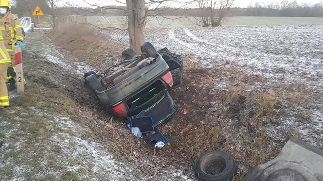 Zima zaskoczyła drogowców i kierowców. Jeden skończył w rowie