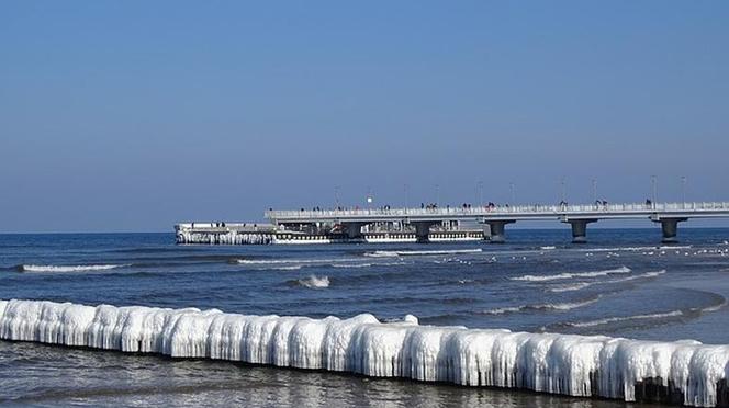 Koksowniki stanęły na ulicach Kołobrzegu. Spacerując po mieście, można się zagrzać