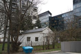 Nie dał się miejskim molochom. Mieszka w domku pośród wieżowców w samym centrum Warszawy