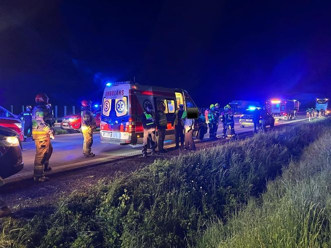 Wypadek autokaru wojskowego na autostradzie A4. Wielka akcja służb ratunkowych [ZDJĘCIA]