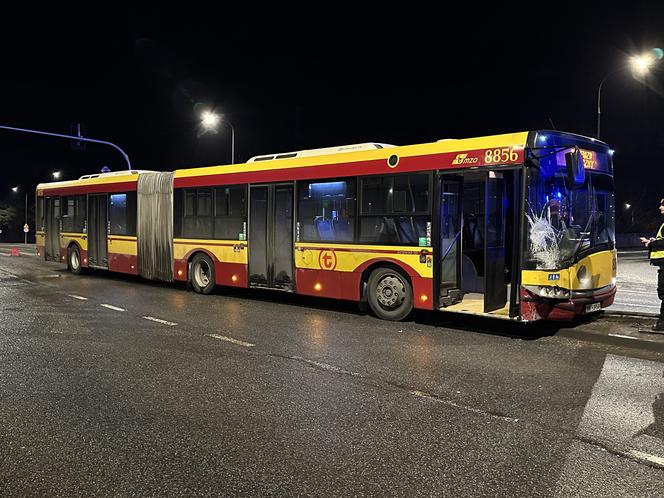 Autobus przeciągnął Lanosa kilkadziesiąt metrów. Poważny wypadek na Białołęce