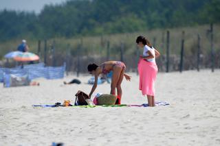 Kaczyńska z nieznajomym smaży się na plaży