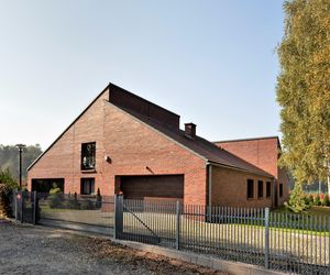 Trzy bryły pod dachem skośnym. Wyjątkowy dom o ceglanej elewacji