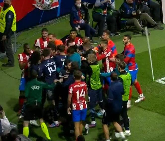 Zadyma podczas meczu Atletico - Manchester City