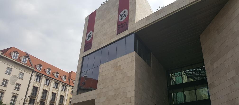 Te flagi na Teatrze Capitol wzbudzają sporo kontrowersji. Nawiązanie do symboliki nazistowskiej to nie przypadek [AUDIO]