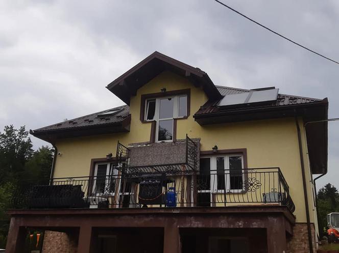 Stara Wieś. W domu jednorodzinnym URWAŁ SIĘ balkon! Trzy osoby w szpitalu