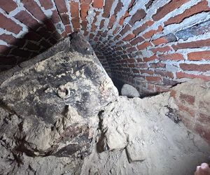 Pierwsze odkrycia w tajemniczej krypcie w Kazimierzu Biskupim