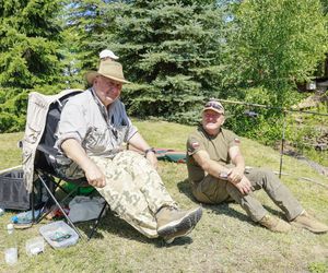Jacek Rozenek z żoną i trzema bestiami, syn Łącz bez koszulki, a Jarosińska - nieprzyzwoicie... skromna. Aktorzy łowią!