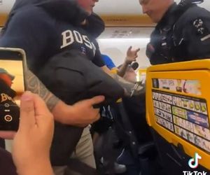 Bijatyka w samolocie! Wieczór kawalerski doprowadził do katastrofy. Zobacz wideo