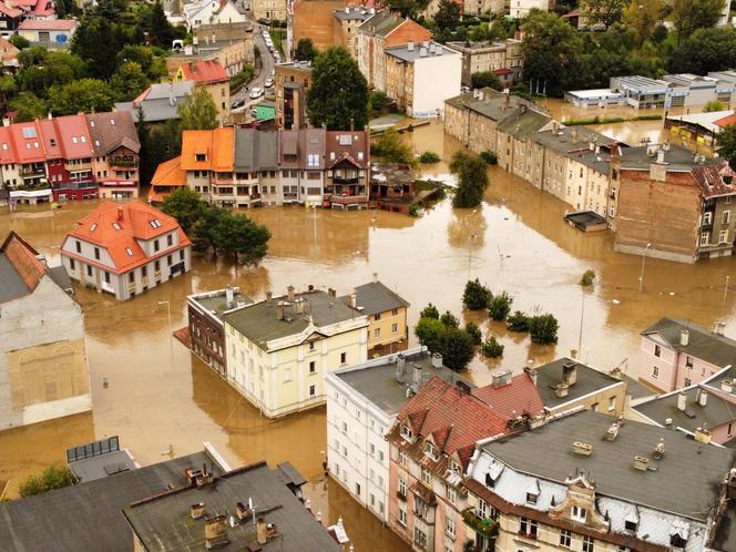 Powódź 2024 w Kłodzku. Miasto tonie, ogrom tragedii widać na zdjęciach z lotu ptaka