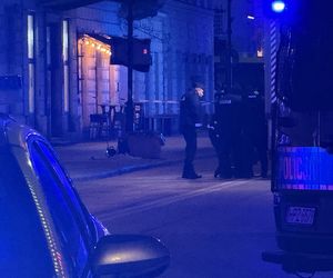 Podczas kontroli na Nowym Świecie mężczyzna wręczył policjantom przedmiot przypominający granat