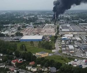 Pożar składowiska opon w Toruniu. Dym widoczny z daleka
