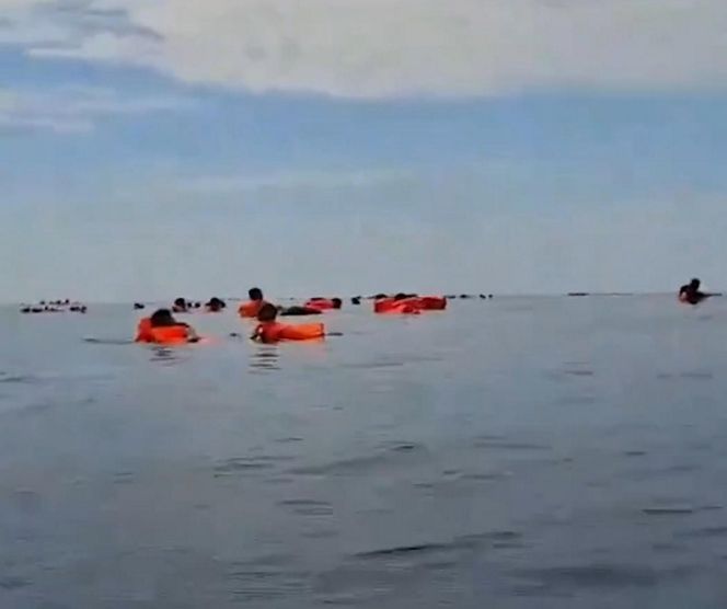 Pożar promu wycieczkowego. Ludzie skakali do wody, wszystko się nagrało! "Pomocy, płoniemy na morzu"