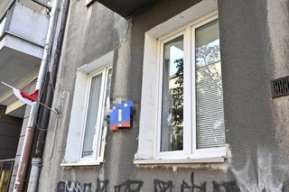 Furiat powybijał szyby. W mieszkaniu było niemowlę. „Zwróciłem mu uwagę, żeby nie załatwiał się pod oknem”