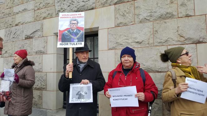 Protest przed sądem w Bydgoszczy. „Stoimy murem za niezawisłymi sędziami” 