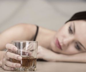 Kobiecy alkoholizm: kobieta w alkoholowej pułapce