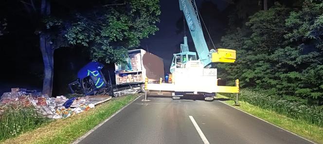 ​Nie żyje 42-letni mieszkaniec Kościana. Kierował peugeotem, który w nocy zderzył się z tirem