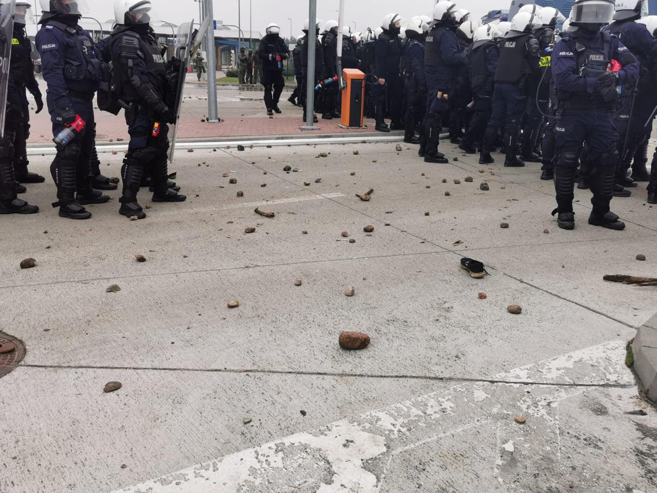 Policjant poważnie ranny po starciach na przejściu granicznym w Kuźnicy [WIDEO]