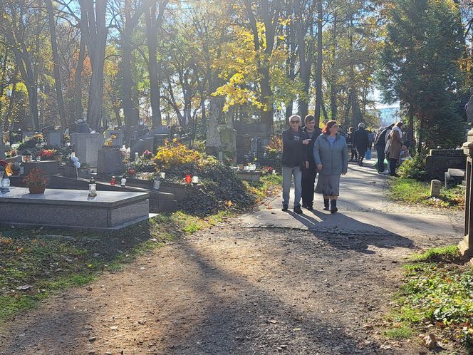 Tłumy na cmentarzu Rakowickim na Wszystkich Świętych 2024