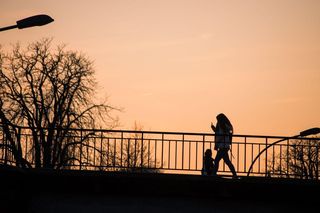 Spacerująca nocą 12-latka zwróciła uwagę operatorów monitoringu. Była poszukiwana