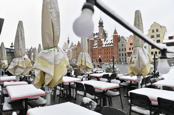 Atak zimy w Polsce. Śnieg przykrył polskie miasta [ZDJĘCIA]