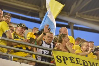 Sektor gości podczas finału PGE Ekstraligi. Zdjęcia kibiców Orlen Oil Motoru Lublin z Motoareny w Toruniu