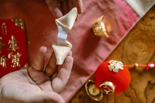 Zabawne wróżby do ciasteczek na Andrzejki 2025. Zaskocz przyjaciół niecodzienną przekąską